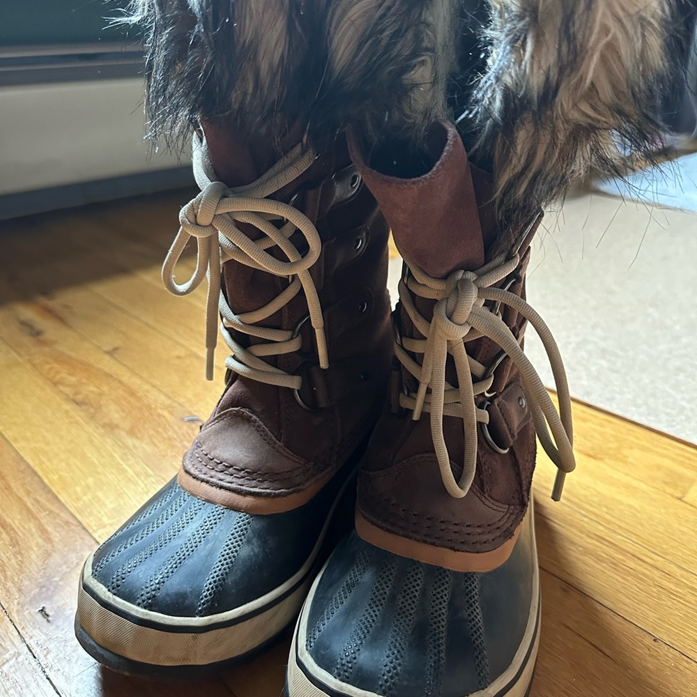 Women’s Size 6 Sorel Joan of Arctic Winter Boots in brown. Good condition